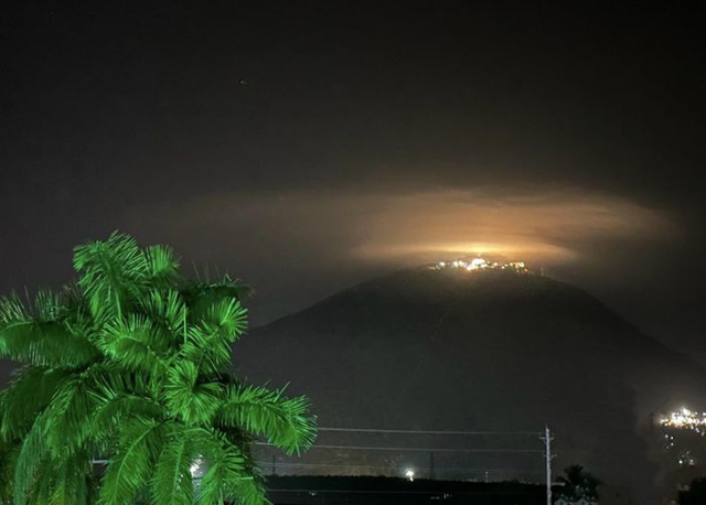 Bất ngờ mây dạ quang xuất hiện trên núi Bà Đen - Hình 2 Bat ngo may da quang xuat hien tren nui Ba Den-Hinh-2