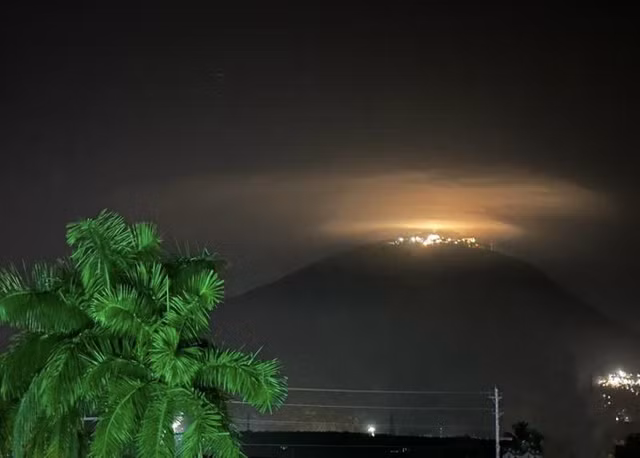 Bat ngo may da quang xuat hien tren nui Ba Den-Hinh-2