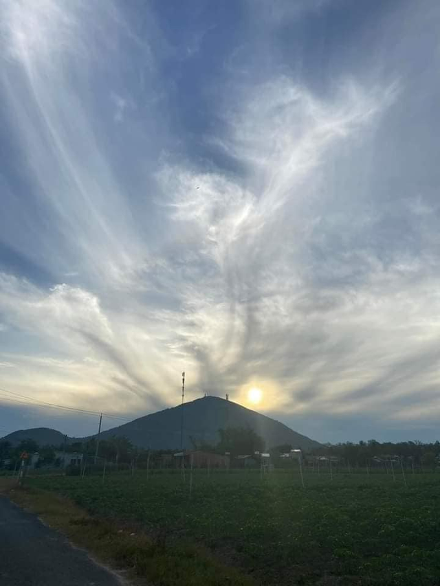 Bất ngờ mây dạ quang xuất hiện trên núi Bà Đen - Hình 12 Bat ngo may da quang xuat hien tren nui Ba Den-Hinh-12