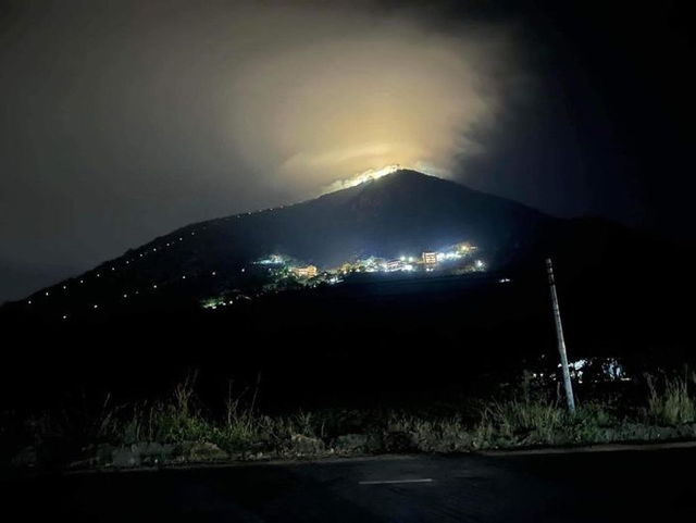 Bất ngờ mây dạ quang xuất hiện trên núi Bà Đen - Hình 8 Bat ngo may da quang xuat hien tren nui Ba Den-Hinh-8