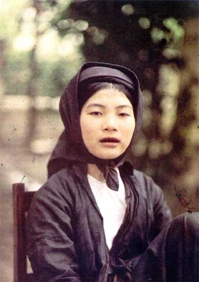 Vẻ đẹp giản dị của phụ nữ Việt Nam cách đây 100 năm qua loạt ảnh quý - Hình 11 Ve dep gian di cua phu nu Viet Nam cach day 100 nam qua loat anh quy-Hinh-11