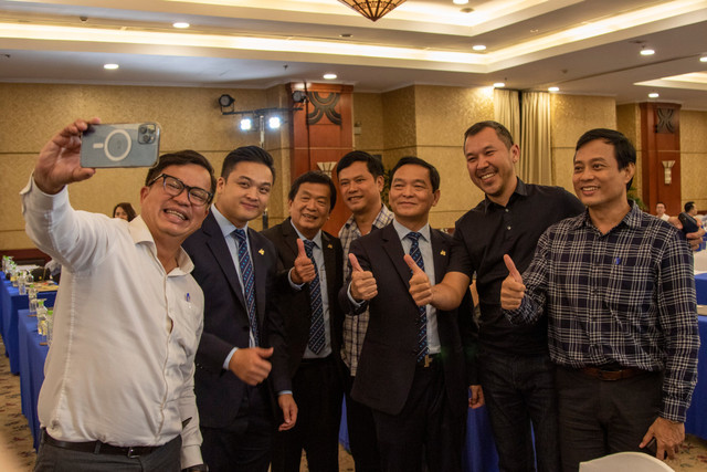 Thấy gì từ cú bắt tay của HBC và CTD trong liên minh Hoa Lư? - Hình 2 Thay gi tu cu bat tay cua HBC va CTD trong lien minh Hoa Lu?-Hinh-2
