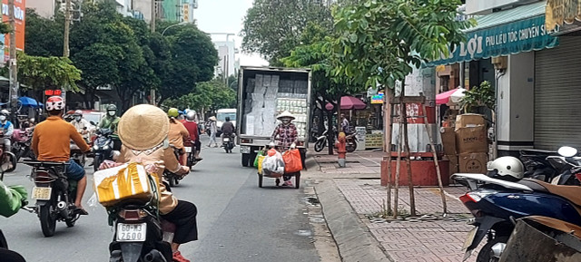 TP HCM: Đường dân sinh thành nơi “họp chợ" ở Quận 11 - Hình 6 TP HCM: Duong dan sinh thanh noi “hop cho