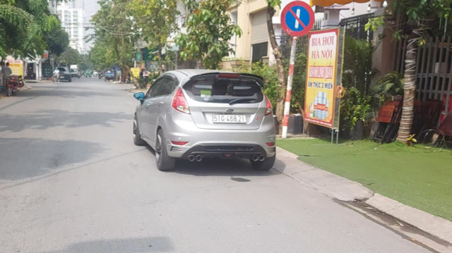 Quan 7, TP HCM: Via he khong danh cho nguoi di bo?