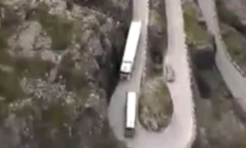 Nghẹt thở xem container tránh nhau trên đường hẹp Nghet tho xem container tranh nhau tren duong hep