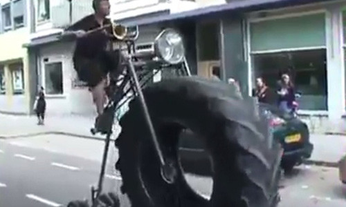 Dạo phố bằng xe đạp khủng chưa từng thấy Dao pho bang xe dap khung chua tung thay