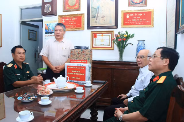 Doan dai bieu Bo Quoc phong va TPHCM dang huong, tham cac gia dinh chinh sach-Hinh-7