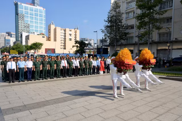 Doan dai bieu Bo Quoc phong va TPHCM dang huong, tham cac gia dinh chinh sach