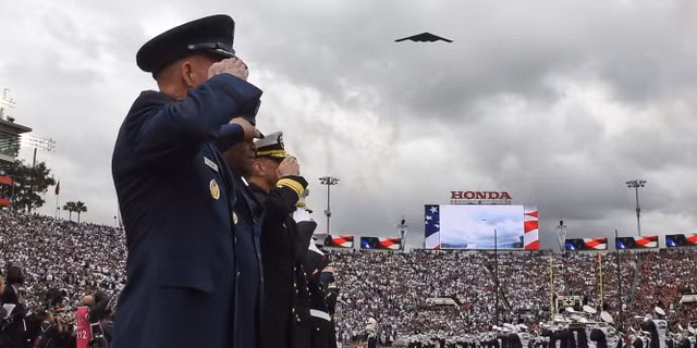 Ngo ngang gia van hanh cac loai may bay hang nang cua My