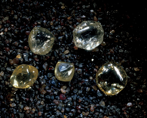 Phát hiện kim cương đổi màu quý hiếm có giá hàng trăm nghìn USD - Hình 12 Phat hien kim cuong doi mau quy hiem co gia hang tram nghin USD-Hinh-12