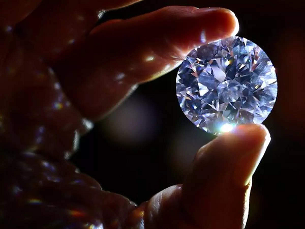 Phát hiện kim cương đổi màu quý hiếm có giá hàng trăm nghìn USD - Hình 10 Phat hien kim cuong doi mau quy hiem co gia hang tram nghin USD-Hinh-10