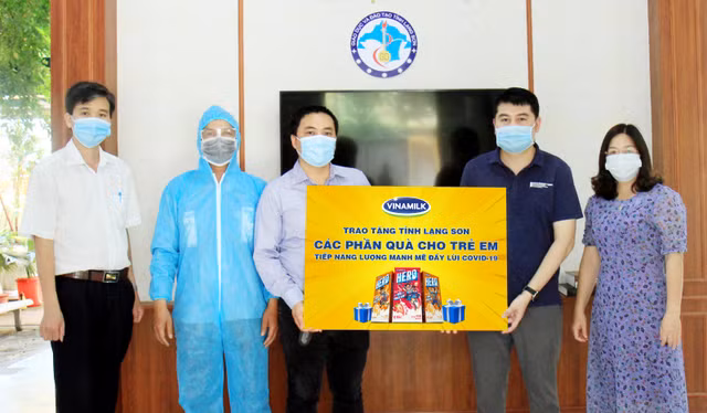 Vinamilk tang sua va 3.000 phan qua quoc te thieu nhi cho tre em dang cach ly tai 7 dia phuong “Diem nong” ve dich Covid-19