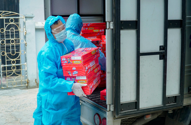 Vinamilk tang sua va 3.000 phan qua quoc te thieu nhi cho tre em dang cach ly tai 7 dia phuong “Diem nong” ve dich Covid-19-Hinh-4