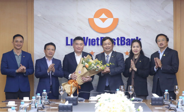 LienVietPostBank: Bầu Thụy được bầu giữ chức Chủ tịch, 11 tháng lãi hơn 5.500 tỷ LienVietPostBank: Bau Thuy duoc bau giu chuc Chu tich, 11 thang lai hon 5.500 ty