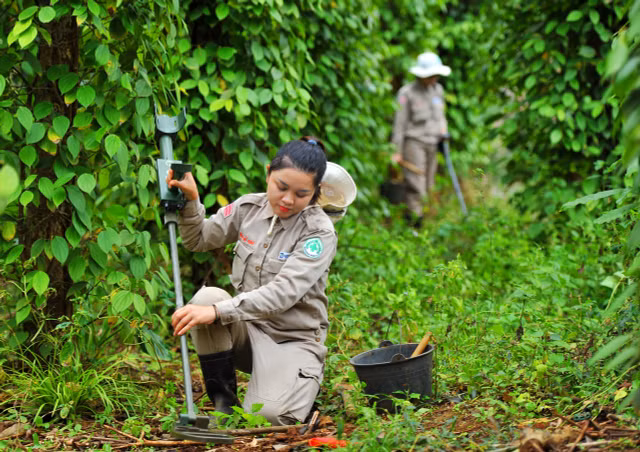 Nghe si nhiep anh Nguyen A trien lam va ra mat hai sach anh-Hinh-8