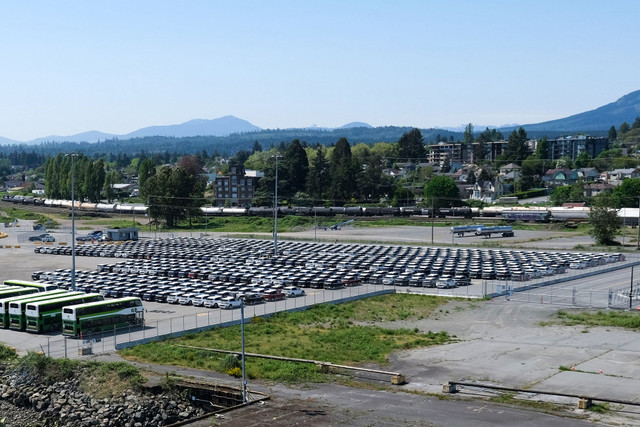 Lô xe VinFast VF 8 đầu tiên cập cảng Canada - Sẵn sàng bàn giao từ tháng 6/2023 - Hình 2 Lo xe VinFast VF 8 dau tien cap cang Canada - San sang ban giao tu thang 6/2023-Hinh-2