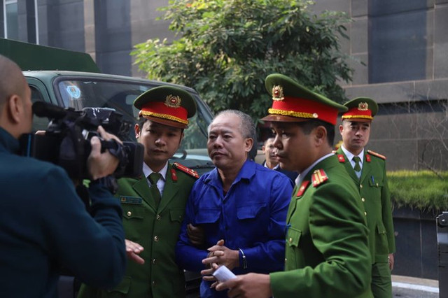 Sát nhân giết 4 người nhà em trai ruột sụt sùi khóc giữa tòa Sat nhan giet 4 nguoi nha em trai ruot sut sui khoc giua toa