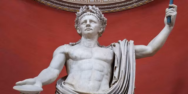 Phat hien tuong nhan su Ai Cap co khuon mat doc la-Hinh-4