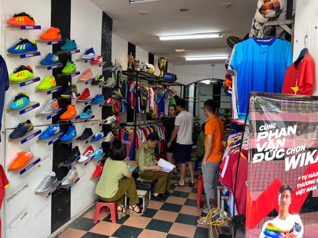 Thu giữ 1.547 sản phẩm có dấu hiệu giả hiệu Adidas và Manchester United - Hình 2 Thu giu 1.547 san pham co dau hieu gia hieu Adidas va Manchester United-Hinh-2