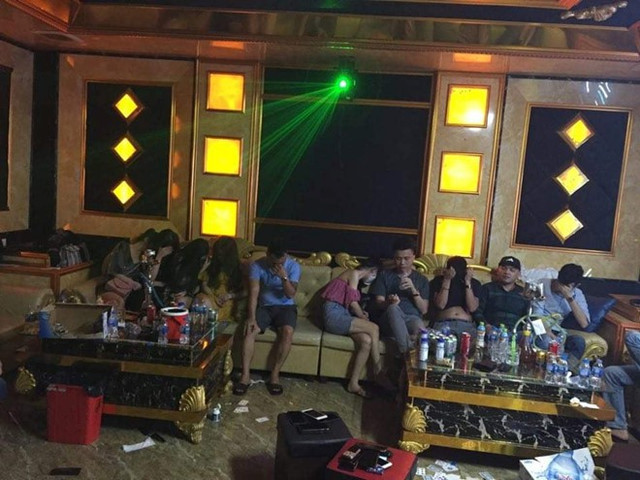 Cách ly xã hội vì COVID-19: Quán karaoke, bar vẫn 'ngoài đóng cửa, trong rượu bia ma tuý' - Hình 13 Cach ly xa hoi vi COVID-19: Quan karaoke, bar van 'ngoai dong cua, trong ruou bia ma tuy'-Hinh-13