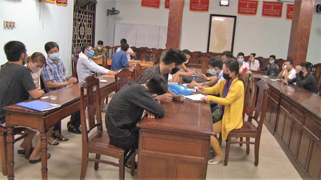 Cách ly xã hội vì COVID-19: Quán karaoke, bar vẫn 'ngoài đóng cửa, trong rượu bia ma tuý' - Hình 3 Cach ly xa hoi vi COVID-19: Quan karaoke, bar van 'ngoai dong cua, trong ruou bia ma tuy'-Hinh-3