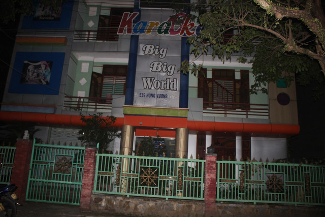 Cách ly xã hội vì COVID-19: Quán karaoke, bar vẫn 'ngoài đóng cửa, trong rượu bia ma tuý' - Hình 4 Cach ly xa hoi vi COVID-19: Quan karaoke, bar van 'ngoai dong cua, trong ruou bia ma tuy'-Hinh-4