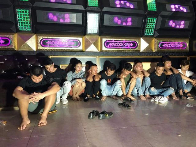Cách ly xã hội vì COVID-19: Quán karaoke, bar vẫn 'ngoài đóng cửa, trong rượu bia ma tuý' - Hình 10 Cach ly xa hoi vi COVID-19: Quan karaoke, bar van 'ngoai dong cua, trong ruou bia ma tuy'-Hinh-10