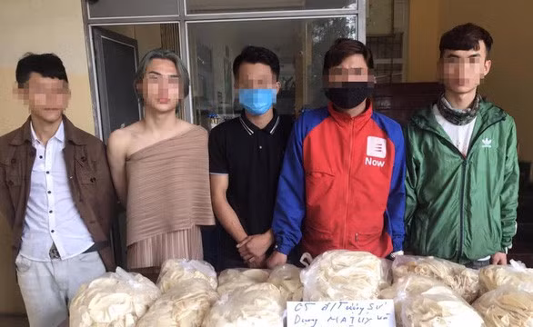 Cach ly xa hoi vi COVID-19: Quan karaoke, bar van 'ngoai dong cua, trong ruou bia ma tuy'-Hinh-16