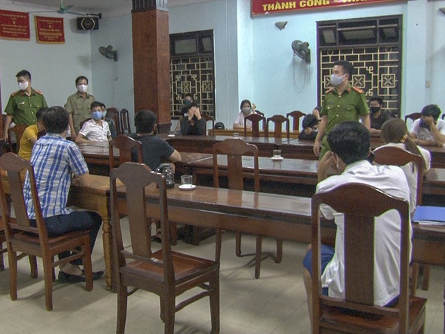 Cách ly xã hội vì COVID-19: Quán karaoke, bar vẫn 'ngoài đóng cửa, trong rượu bia ma tuý' - Hình 2 Cach ly xa hoi vi COVID-19: Quan karaoke, bar van 'ngoai dong cua, trong ruou bia ma tuy'-Hinh-2