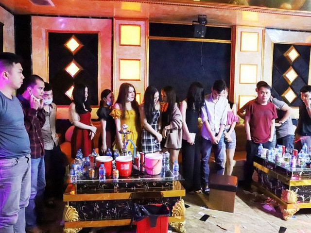 Cách ly xã hội vì COVID-19: Quán karaoke, bar vẫn 'ngoài đóng cửa, trong rượu bia ma tuý' - Hình 15 Cach ly xa hoi vi COVID-19: Quan karaoke, bar van 'ngoai dong cua, trong ruou bia ma tuy'-Hinh-15