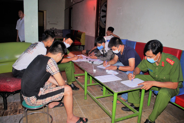 Cách ly xã hội vì COVID-19: Quán karaoke, bar vẫn 'ngoài đóng cửa, trong rượu bia ma tuý' - Hình 6 Cach ly xa hoi vi COVID-19: Quan karaoke, bar van 'ngoai dong cua, trong ruou bia ma tuy'-Hinh-6