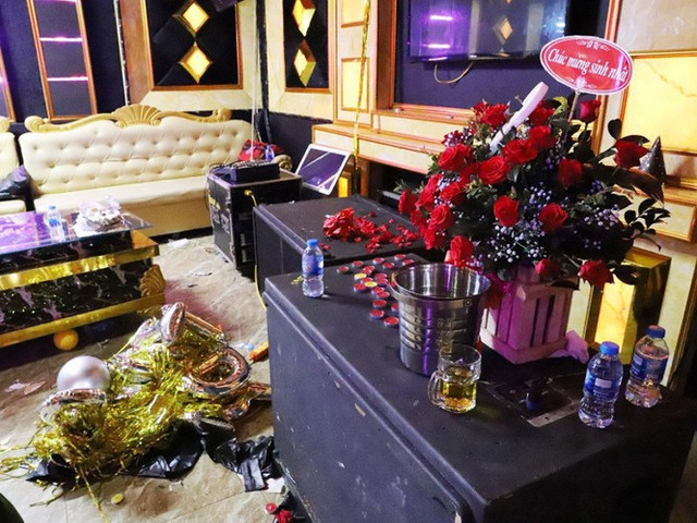 Cách ly xã hội vì COVID-19: Quán karaoke, bar vẫn 'ngoài đóng cửa, trong rượu bia ma tuý' - Hình 14 Cach ly xa hoi vi COVID-19: Quan karaoke, bar van 'ngoai dong cua, trong ruou bia ma tuy'-Hinh-14