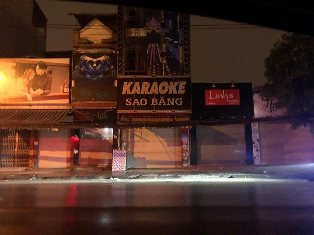 Cách ly xã hội vì COVID-19: Quán karaoke, bar vẫn 'ngoài đóng cửa, trong rượu bia ma tuý' - Hình 7 Cach ly xa hoi vi COVID-19: Quan karaoke, bar van 'ngoai dong cua, trong ruou bia ma tuy'-Hinh-7