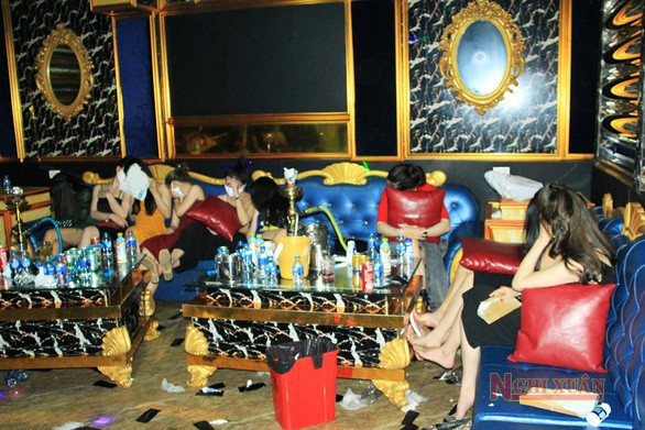 Cách ly xã hội vì COVID-19: Quán karaoke, bar vẫn 'ngoài đóng cửa, trong rượu bia ma tuý' - Hình 12 Cach ly xa hoi vi COVID-19: Quan karaoke, bar van 'ngoai dong cua, trong ruou bia ma tuy'-Hinh-12