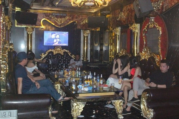 Cách ly xã hội vì COVID-19: Quán karaoke, bar vẫn 'ngoài đóng cửa, trong rượu bia ma tuý' - Hình 19 Cach ly xa hoi vi COVID-19: Quan karaoke, bar van 'ngoai dong cua, trong ruou bia ma tuy'-Hinh-19