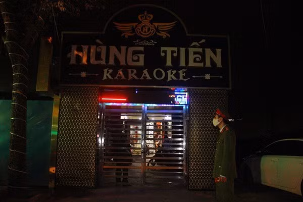 Cach ly xa hoi vi COVID-19: Quan karaoke, bar van 'ngoai dong cua, trong ruou bia ma tuy'-Hinh-18