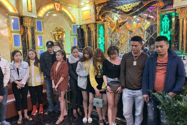 Cách ly xã hội vì COVID-19: Quán karaoke, bar vẫn 'ngoài đóng cửa, trong rượu bia ma tuý' - Hình 23 Cach ly xa hoi vi COVID-19: Quan karaoke, bar van 'ngoai dong cua, trong ruou bia ma tuy'-Hinh-23