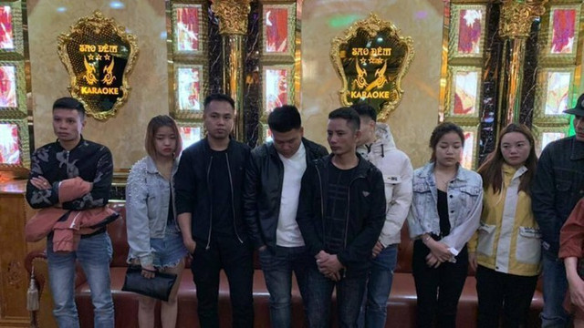 Cách ly xã hội vì COVID-19: Quán karaoke, bar vẫn 'ngoài đóng cửa, trong rượu bia ma tuý' - Hình 24 Cach ly xa hoi vi COVID-19: Quan karaoke, bar van 'ngoai dong cua, trong ruou bia ma tuy'-Hinh-24