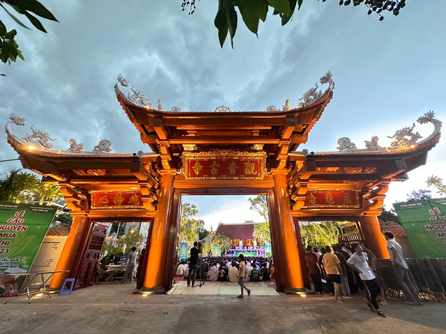 Ha Noi: Gan 1800 ban tre ve chua Quan Am cau nguyen truoc ky thi tot nghiep THPT