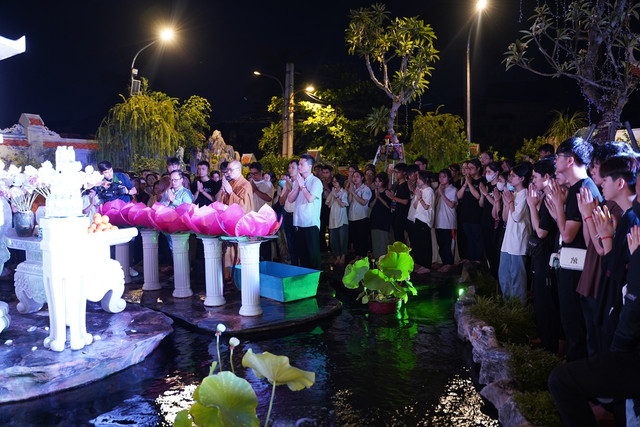 Ha Noi: Gan 1800 ban tre ve chua Quan Am cau nguyen truoc ky thi tot nghiep THPT-Hinh-61