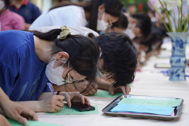 Ha Noi: Gan 1800 ban tre ve chua Quan Am cau nguyen truoc ky thi tot nghiep THPT-Hinh-7