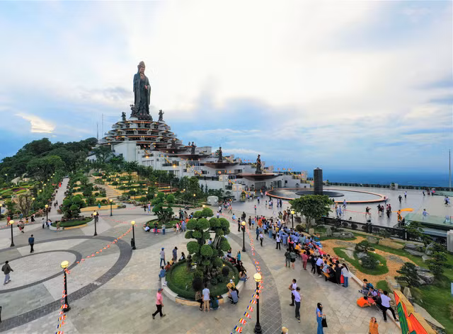 Du khách lặn lội gần 2.000 km đến Tây Ninh vì điều gì? Du khach lan loi gan 2.000 km den Tay Ninh vi dieu gi?