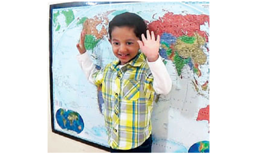 Khâm phục cậu bé 2 tuổi thuộc lòng bản đồ thế giới Kham phuc cau be 2 tuoi thuoc long ban do the gioi