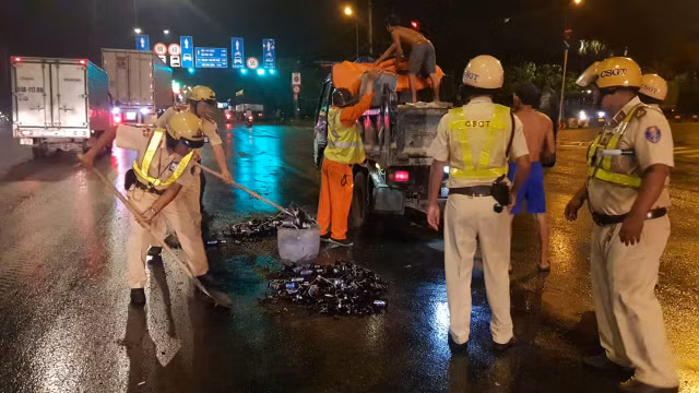 CSGT Sài Gòn dọn vỏ bia rơi tràn trên đường vào giữa đêm CSGT Sai Gon don vo bia roi tran tren duong vao giua dem