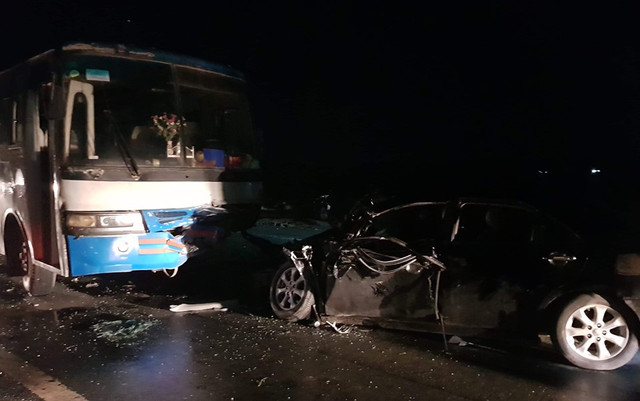 Lái ô tô đối đầu xe chở công nhân, chủ tịch huyện bị vỡ lá lách Lai o to doi dau xe cho cong nhan, chu tich huyen bi vo la lach