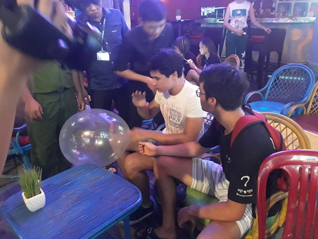 Nhiều thanh niên hút bóng cười ở phố Tây Bùi Viện lúc đoàn kiểm tra làm việc Nhieu thanh nien hut bong cuoi o pho Tay Bui Vien luc doan kiem tra lam viec