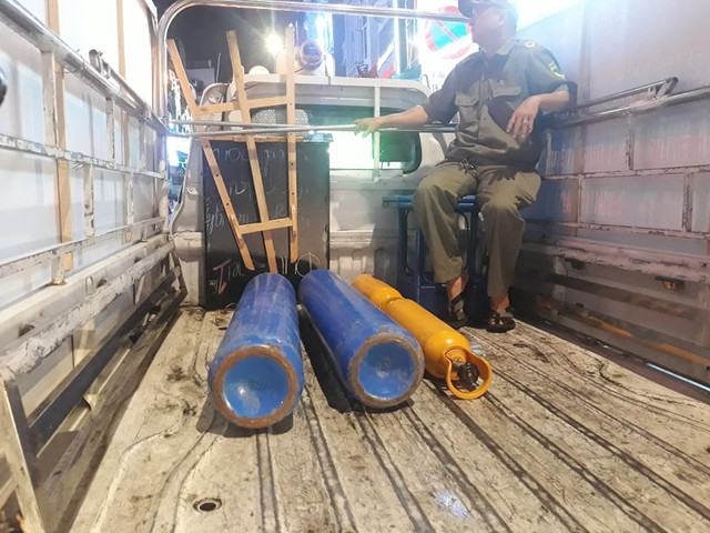 Nhiều thanh niên hút bóng cười ở phố Tây Bùi Viện lúc đoàn kiểm tra làm việc - Hình 2 Nhieu thanh nien hut bong cuoi o pho Tay Bui Vien luc doan kiem tra lam viec-Hinh-2