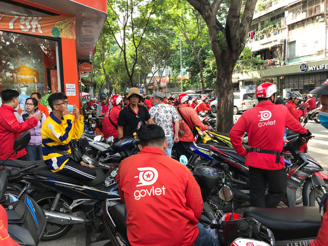 Hang loat tai xe xe om cong nghe Go-Viet dinh cong, keo den cong ty phan doi