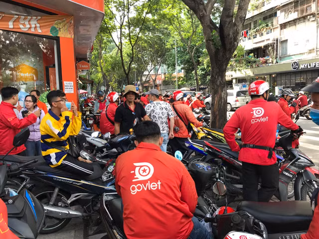 Hang loat tai xe xe om cong nghe Go-Viet dinh cong, keo den cong ty phan doi