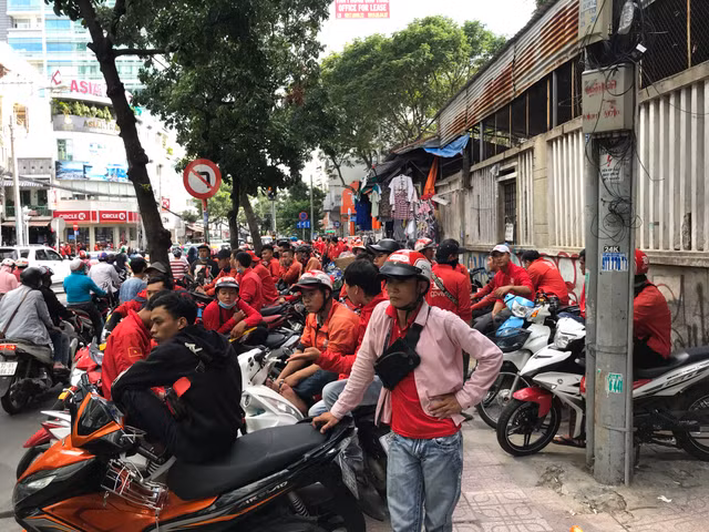Hang loat tai xe xe om cong nghe Go-Viet dinh cong, keo den cong ty phan doi-Hinh-6